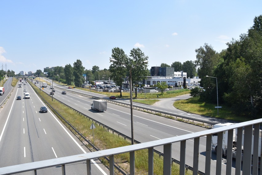 Park Tysiąclecia opuszczamy kładką nad trasą S1....