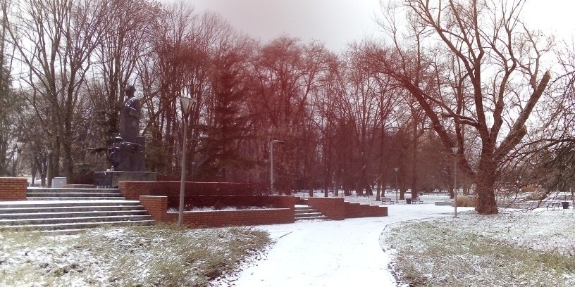 Zima w Rzeszowie. Tak wygląda Park Jedności Polonii z Macierzą przy ul. Pułaskiego [ZDJĘCIA INTERNAUTKI]