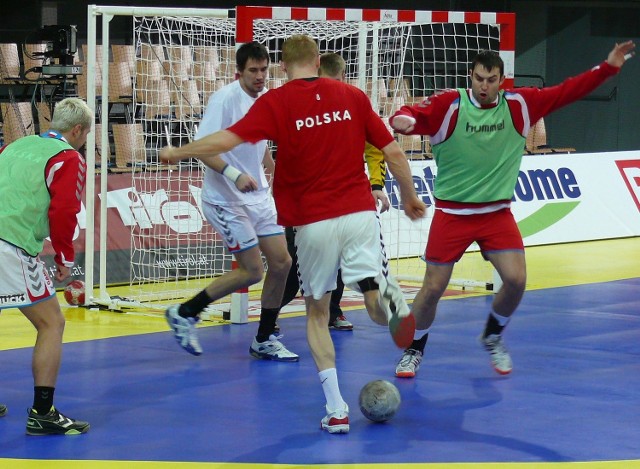 Trening nasi szczypiorniści zaczęli od gry w piłkę nożną. Atakuje Karol Bielecki, broni Daniel Żółtak.