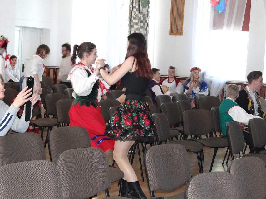 W Sandomierzu odbył się turniej szkół -Folklorowisko "Szanujmy tradycję zdobiąc ją po swojemu" czyli wiosna na ludowo".