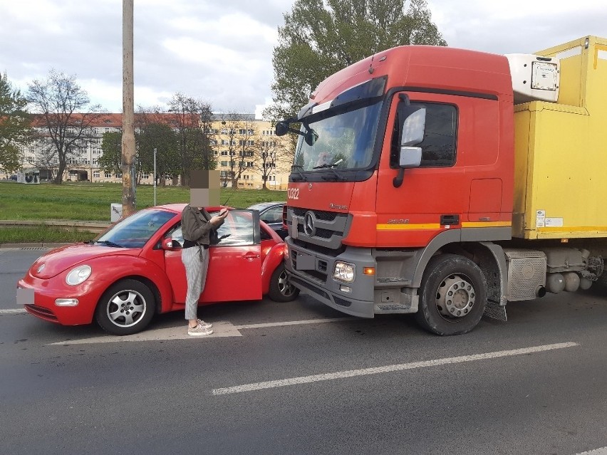 Wypadek ciężarówki i osobówki na pl. Społecznym we Wrocławiu (ZDJĘCIA)