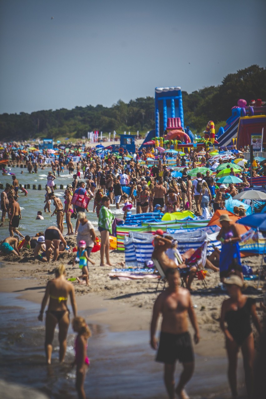 Sobota na usteckiej plaży. Słoneczna pogoda przyciągnęła...