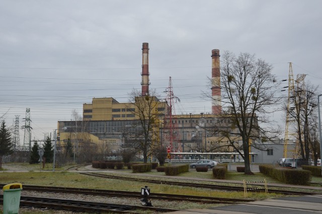 Dwa kominy bloków elektrowni opalanych węglem kamiennym, widoczne od strony głównej bramy i ulicy Energetyków