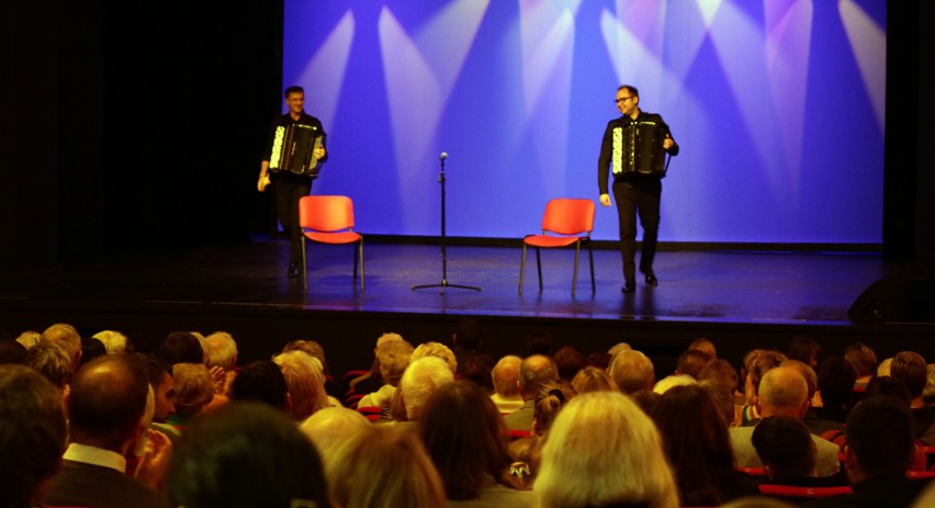 Akordeonowy duet Face2Face na scenie grudziądzkiego teatru. To był "Koncert niedzielny". Zobacz zdjęcia