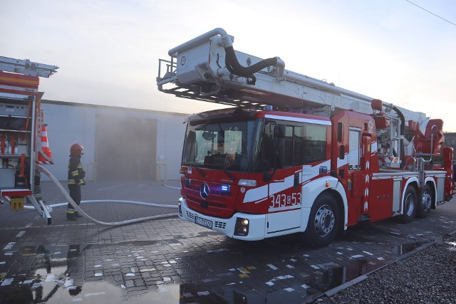 Pożar miał miejsce w jednym z pomieszczeń w hali magazynowej na terenie zakładu produkcyjnego przy ul. Równinnej w Toruniu.