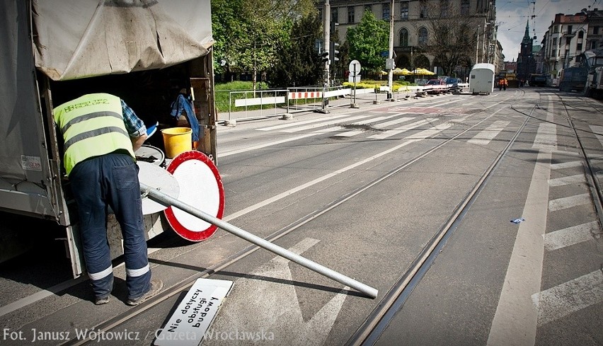 Wrocław: Ulica Krupnicza zamknięta. Uwaga na utrudnienia [ZDJĘCIA, OBJAZDY]