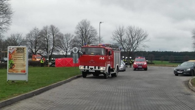 Do tragicznego zdarzenia doszło w piątek ok. godz. 9.15 na drodze krajowej nr 6 w Nowej Dąbrowie. - Kierujący audi jadącym w kierunku Słupska chciał skręcić w lewo na stację benzynową, gdy w jego tył uderzył TIR - mówi Robert Czerwiński, rzecznik prasowy słupskiej policji.Audi jechały cztery osoby: kobieta, dwóch mężczyzn i dziecko. Kobieta mimo reanimacji zmarła na miejscu. Pozostali ranni trafili do szpitala. - Droga krajowa numer 6 w Nowej Dąbrowie jest zablokowana. Policjanci wyznaczają objazdy - mówi Robert Czerwiński. Na miejscu wypadku pracowała policja, pogotowie i 9 zastępów państwowej i ochotniej straży pożarnej. Obecnie policja kieruje ruchem, bo droga w miejscu zdarzenia jest nieprzejezdna. Wyznaczone są objazdy. Trwają czynności mające na celu ustalenie szczegółów zajścia. 