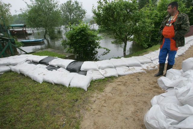 Cały pas ziemi o szerokości około 50 m od brzegu jest już pod wodą. Przygotowano projekt ewakuacji mieszkańców wyspy, gdyby zaszła taka potrzeba. W razie ewakuacji zabezpieczono transport, posiłki oraz miejsca w szczecińskich szkołach.