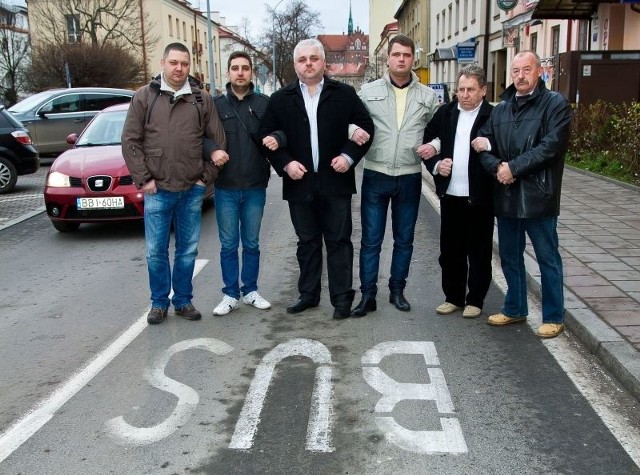 Będziemy walczyć o możliwość jeżdżenia w Białymstoku buspasami &#8211; jednym głosem mówią przedstawiciele branży taksówkarskiej w mieście. Od lewej: Andrzej Mondziel zastępca prezesa OK Taxi, Piotr Porowski prezes OK Taxi, Krzysztof Oleszczuk prezes Taxi Non Stop, Dawid Kwaśniewski prezes Taxi 7111111, Wiktor Kazimieruk prezes Białostockiego Zrzeszenia Transportu, Janusz Warpechowski, przewodniczący zarządu regionu Związku Zawodowego Taksówkarzy RP.