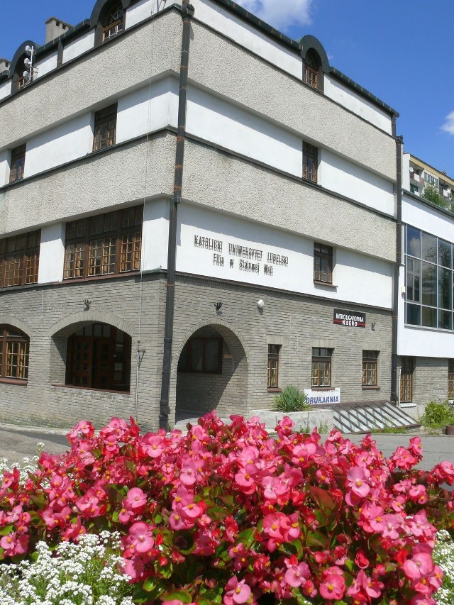 Stowarzyszenie „Uniwersyteckie Srebrne Lata” miałoby sie przenieść do tego budynku przy bazylice konkatedralnej.
