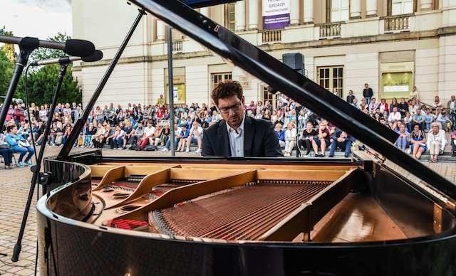 KONCERT WIECZORNY FILHARMONIAKONCERT WIECZORNY FILHARMONIA  UTWORY PADEREWSKIEGO GRA  MICHAL SZYMANOWSKI PIANISTA KONCERT PRZED FILHARMONIA