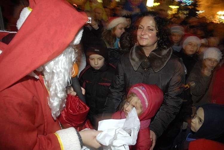 Podczas mikolajkowej imprezy przed ratuszem Maciej...