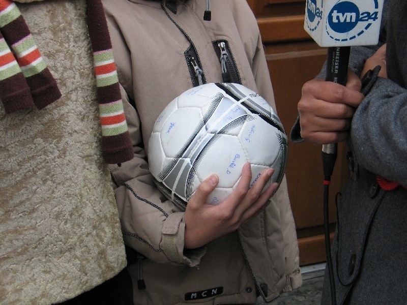 Tę piłkę z autografami podarowali Karolowi jego koledzy z...