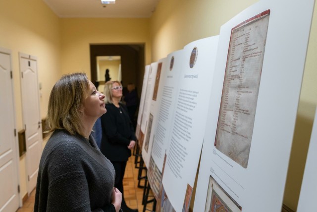 Objazdowa wystawa „Skarby Biblioteki Narodowej”, która została otwarta w poniedziałek (11 marca) w Bibliotece Głównej przy Starym Rynku, czynna będzie do 22 marca.