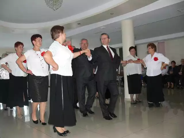 Studenci - słuchacze Uniwersytetu Trzeciego Wieku w Gorzycach realizują się w kilkunastu sekcjach. Jedną z nich jest sekcja taneczna, w której poznają między innymi tradycyjne polskie tańce.