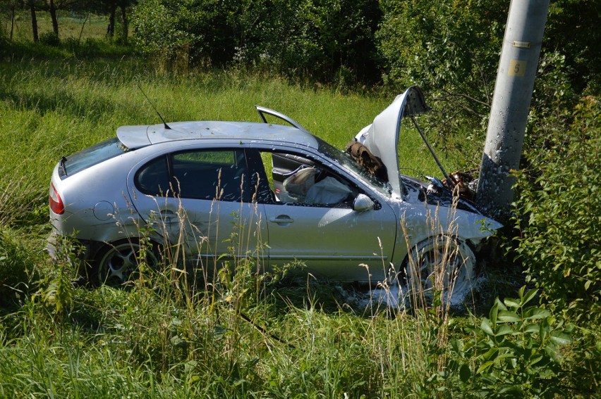 Wypadek w Gierczycach pod Bochnią. Samochód wjechał w słup, dwie osoby zostały ranne [ZDJĘCIA]