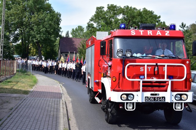 Uroczystości pogrzebowe dh. Mariana Melcera, naczelnika Ochotniczej Straży Pożarnej w Sarbinowie Drugim.