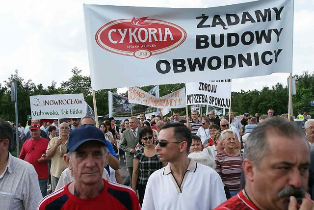 Protestujący przeszli jednak po pasach dla pieszych wokół skrzyżowania. W wyniku tej blokady powstał wielokilometrowy korek.