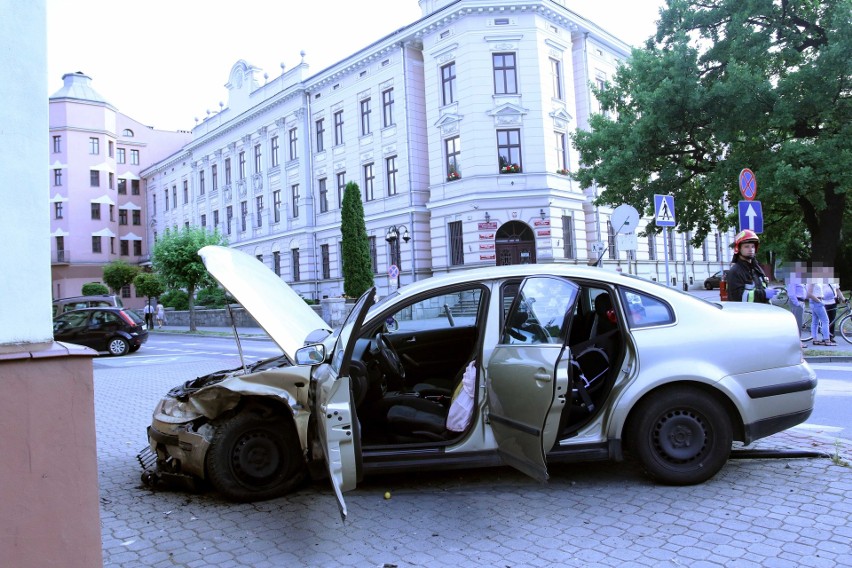 Nowy Sącz. Znów wypadek na skrzyżowaniu Mickiewicza i Jagiellońskiej. Dziecko w szpitalu [ZDJĘCIA]