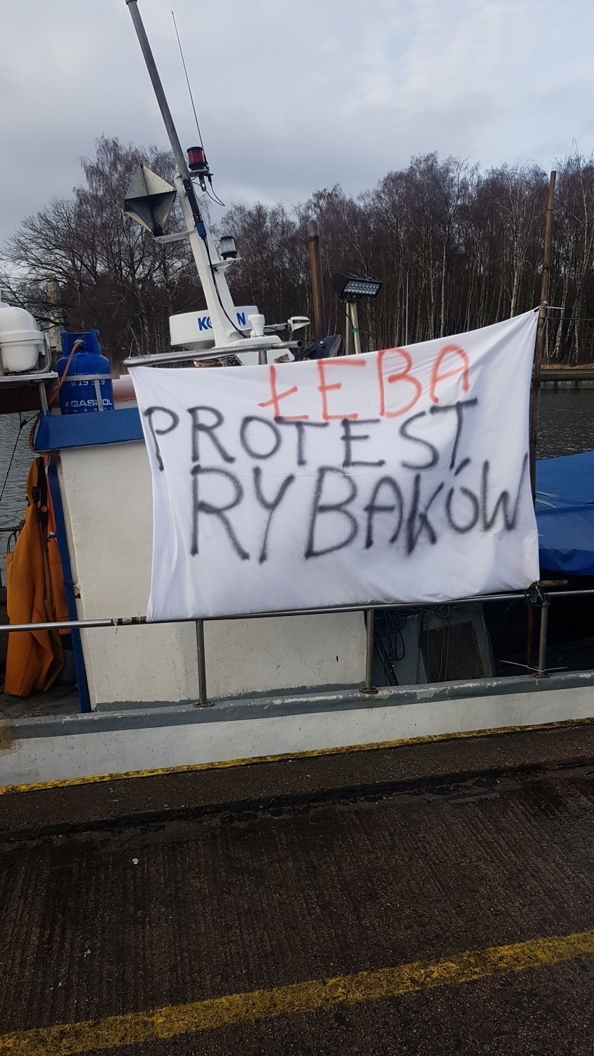 W Łebie protestowali rybacy i przetwórcy. Domagają się wypłaty rekompensat w związku z zakazem połowu dorsza [zdjęcia, wideo]