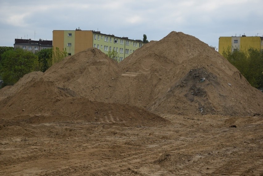 Na błoniach w Świebodzinie krajobraz wciąż trochę kosmiczny,...