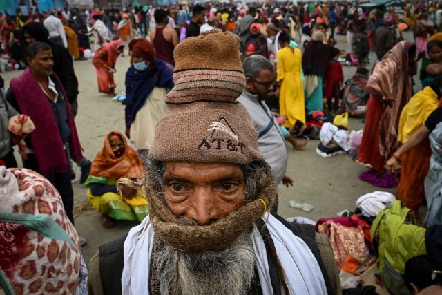 Podczas religijnego święta w Indiach drony spryskiwały pielgrzymów wodą z Gangesu