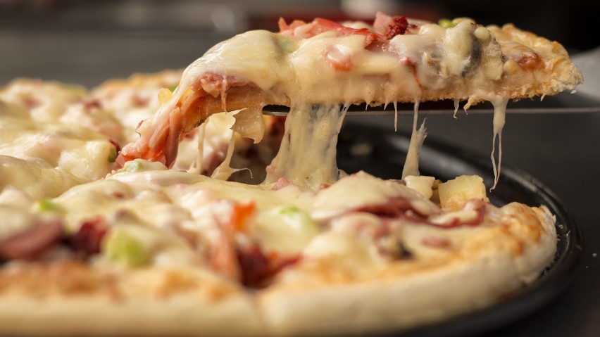Na świecie najwięcej pizzy zjada się w sobotnie wieczory, a...