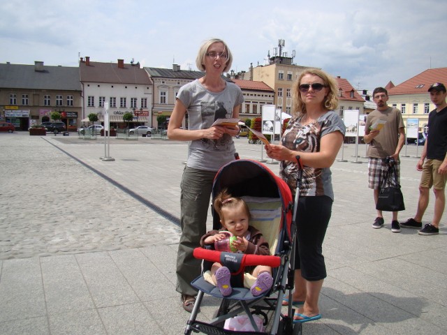 Kinga Janik (na zdjęciu z prawej z córką Mają) od Anny Dziedzic z TnZ dowiedziała się o planach budowy elektrowni w sąsiedniej Woli