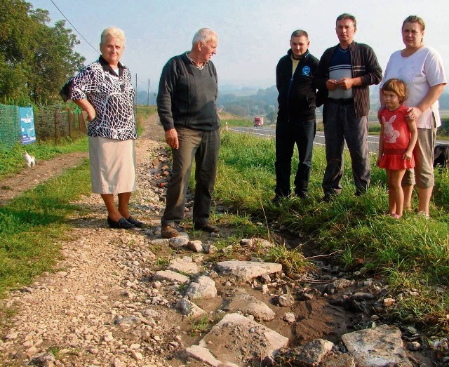 Tu kiedyś była dobra droga – mówią mieszkańcy Dębowca. Od lewej: Wiesława Serwa, Józef Bratek, Grzegorz Pabiańczyk, Włodzimierz Bratek i Anna Hil z córką.