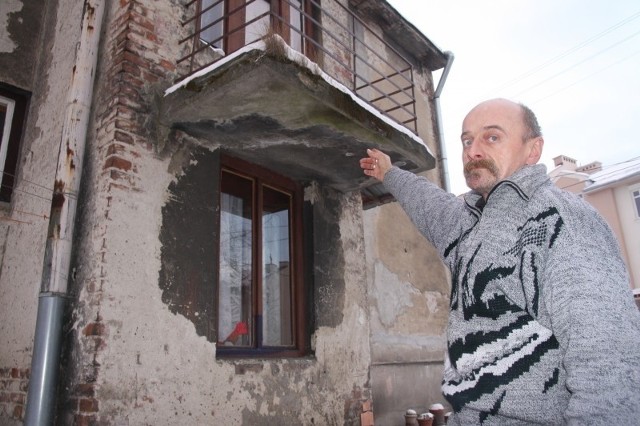 Stan techniczny tego budynku budzi wiele zastrzeżeń.  Przez nieszczelny dach woda zalewa nam mieszkania. Tynki spadają na przechodniów &#8211; burzy się Ryszard Gwinner, jeden z mieszkańców feralnej kamienicy.