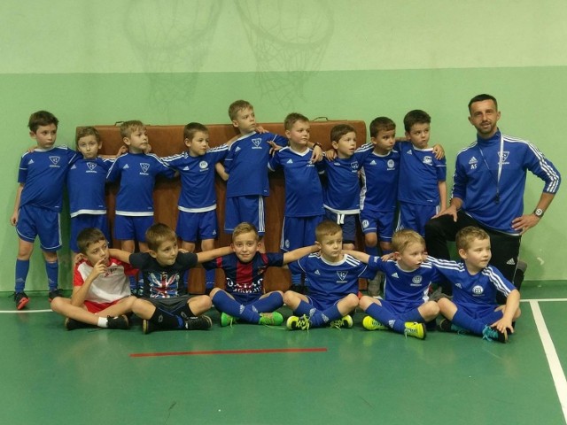 Na zdjęciu Adrian Stępień w towarzystwie swoich podopiecznych z Football Academy Jędrzejów.