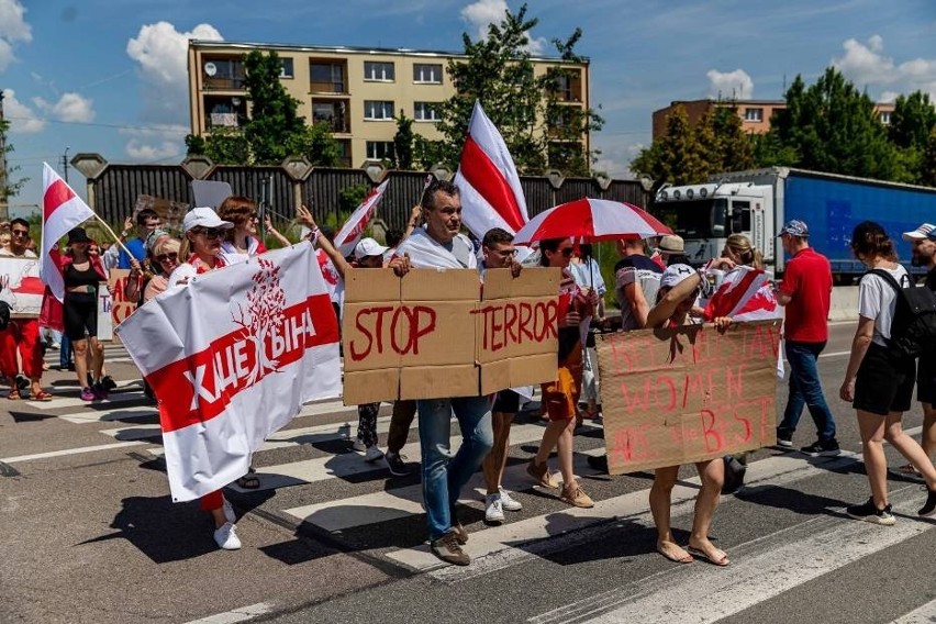 Białorusini w Polsce. Rodziny uciekają przed reżimem do Warszawy. "Uzbrojeni przeszukali dom, wybili szyby, aresztowali rodziców"