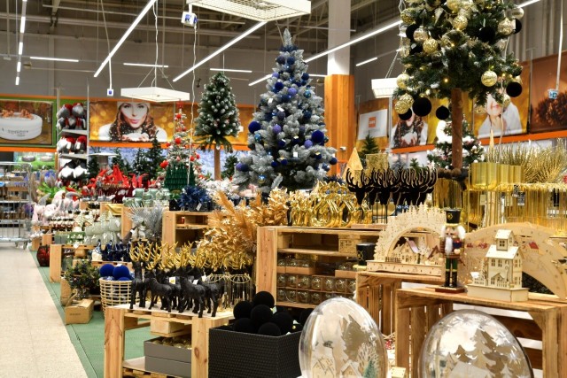 W markecie OBI w Radomiu przy Alei Grzecznarowskiego czuć Święta Bożego Narodzenia. Można tu już kupić ozdoby świąteczne i choinki - jest wiele pięknych bombek i stroik&oacute;w. Znajdziemy tam też wiele innych pięknych ozd&oacute;b tworzących świąteczną atmosferę.Zobaczcie, co można tu kupić na kolejnych slajdach&gt;&gt;&gt;&gt;