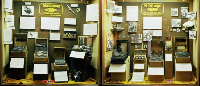 Ekspozycja siedmiu wybranych typów Enigmy na wystawie w amerykańskim Narodowym Muzeum Kryptografii.