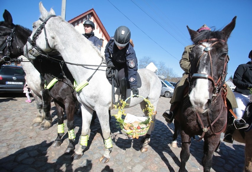 Policjanci na koniach poświęcili pokarmy [zdjęcia]
