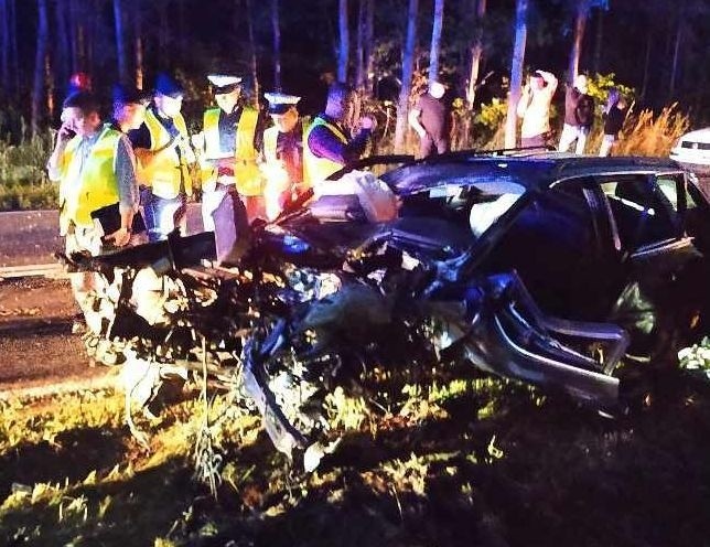 Śmiertelny wypadek w powiecie staszowskim. Z samochodu który uderzył w drzewo niewiele zostało