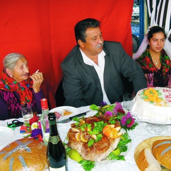 W inscenizacji wesela cygańskiego uczestniczyły rodziny romskie