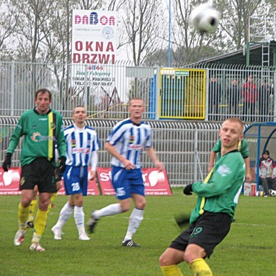 Znakomitych szans w starciu z GKS Jastrzębie nie wykorzystali Vitalijs Zils i Przemysław Łapiński (w środku)