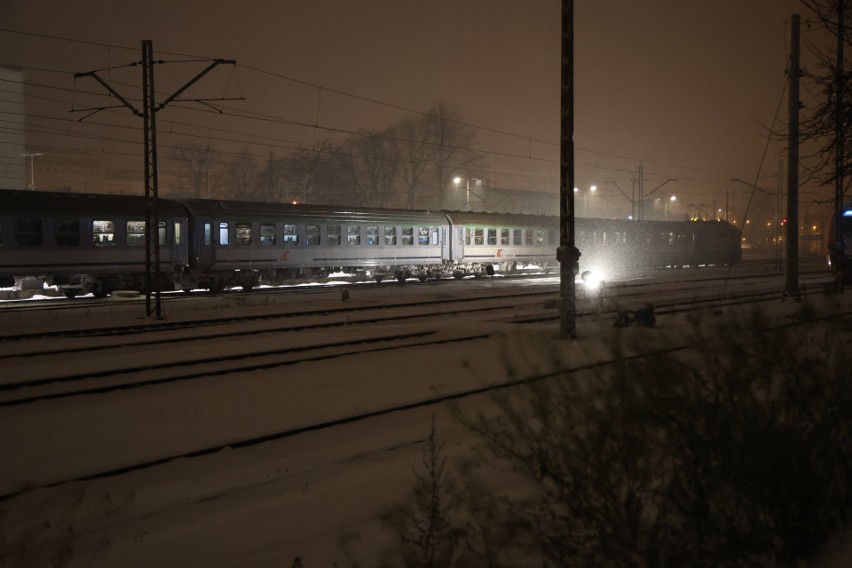 Prawie 800 kibiców Lecha Poznań pociągiem dotarło do Kielc. Pod eskortą policji zostali przewiezieni na Suzuki Arenę na mecz z Koroną Kielce