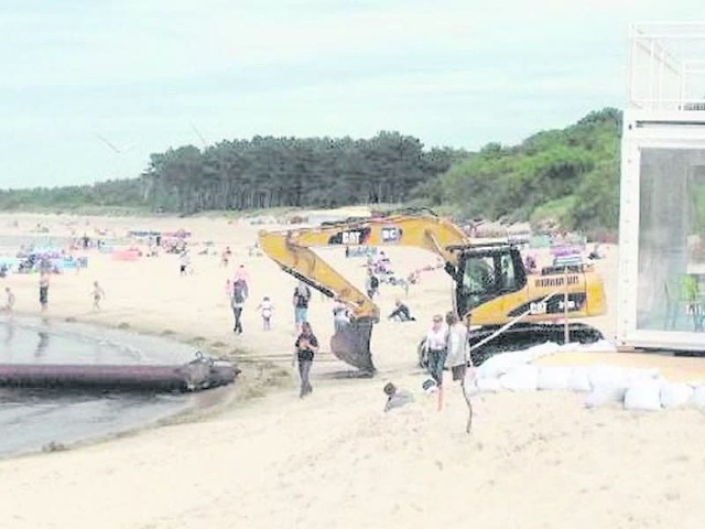 Takie obrazki można było oglądać wczoraj na plaży wschodniej w Darłówku. W czwartek sprzętu ma tu już nie być