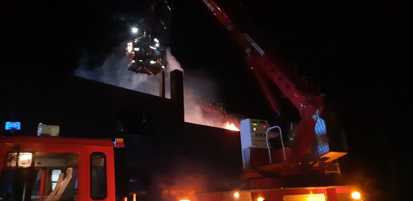 Pożar suszarni drewna w powiecie wieluńskim. Z ogniem walczyło 14 zastępów straży [FOTO] 