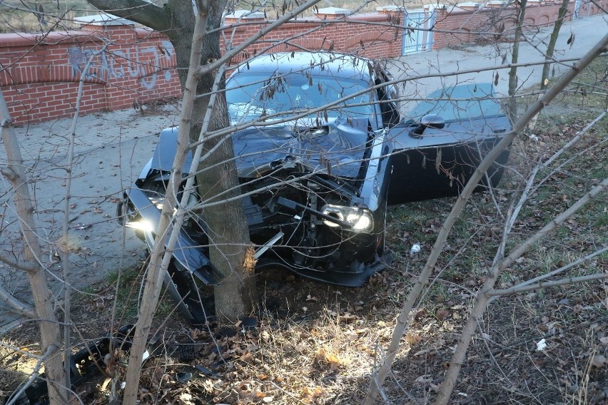 Pracownik myjni rozbił na drzewie drogi samochód klienta (ZDJĘCIA)