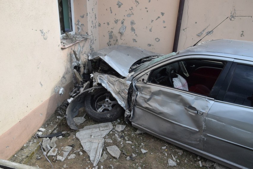 Groźny wypadek w Domaszowicach. Zderzenie dwóch aut, jedno uderzyło w dom! Dwie osoby ranne. Pijany kierowca wiózł dziecko [ZDJĘCIA]