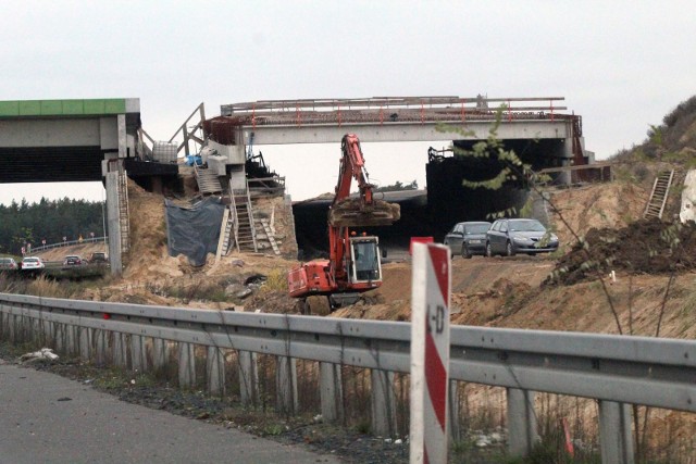 W ubiegłym roku zakończyło się wiele drogowych inwestycji w naszym regionie. Jednak 2021 rok przyniesie następne. Infrastruktura drogowa w Lubuskiem regularnie się poprawia i tak też będzie od stycznia. Na które drogi znajdą się pieniądze? Czytaj więcej na kolejnych slajdach. Posługuj się klawiszami strzałek, myszką lub gestami WIDEO: Budowa drogi S3. Wirtualny przejazd najdłuższym pozamiejskim tunelem w PolsceŹródło: GDDKiA/x-news