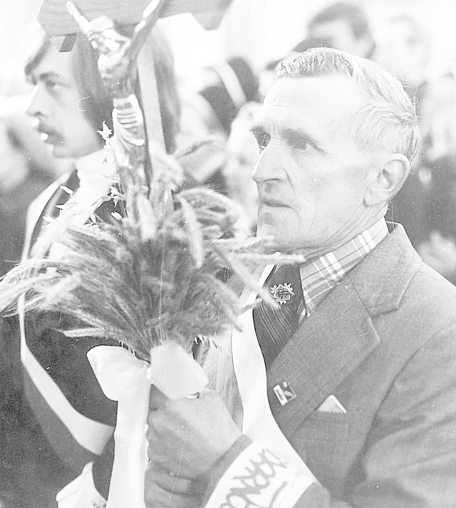 Msza święta, katedra w Koszalinie, 3 maja 1981 roku. Na fotografii widzimy członków "Solidarności&#8221; Rolników Indywidualnych. Czy ktoś zna ich imiona i nazwiska? 