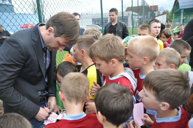 Maciej Żurawski najpierw rozdał mnóstwo autografów...