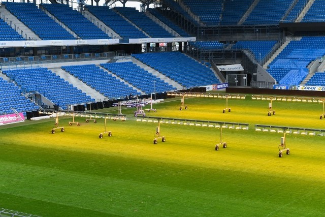 Piłkarze poznańskiego Lecha w środę o godzinie 18  na stadionie przy ulicy Bułgarskiej w 28. kolejce Lotto Ekstraklasy zmierzą się z Pogonią Szczecin. To będzie piąty pojedynek lechitów na nowej, wymienionej w styczniu murawie. Jak teraz prezentuje się trawa na stadionie Kolejorza, czy piłkarze będą mieli powody do niezadowolenia?