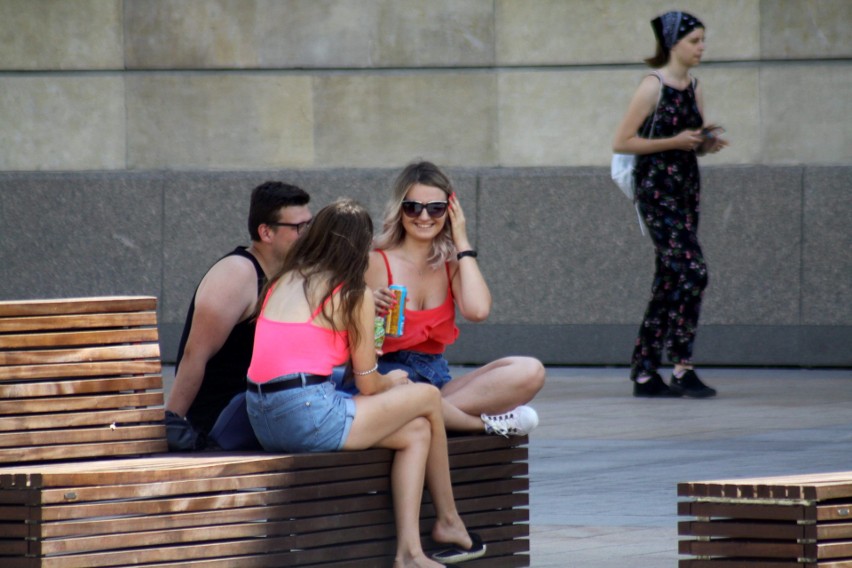 Upały w Lublinie. Mieszkańcy szukają ochłody m.in. przy fontannie na placu Litewskim