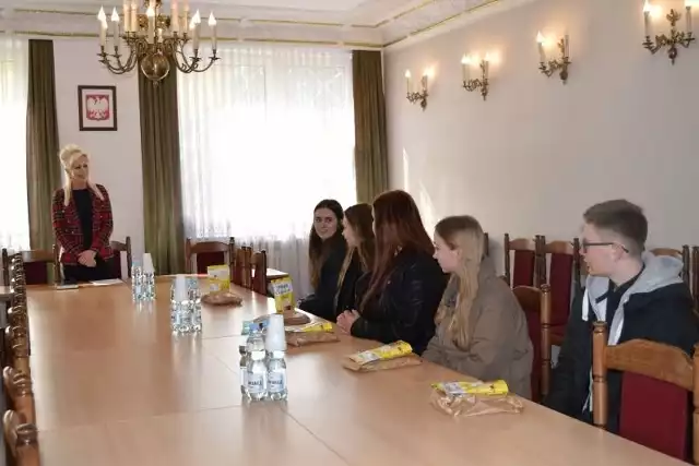 Dorota Widawska, sekretarz Urzędu Gminy i Miasta w Przysusze, opowiedziała uczniom, na czym polega obsługa spraw mieszkańców w urzędzie.