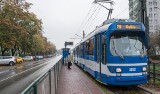 Poważne utrudnienia na alei Pokoju. Robotnicy remontują torowisko, tramwaje nie kursują